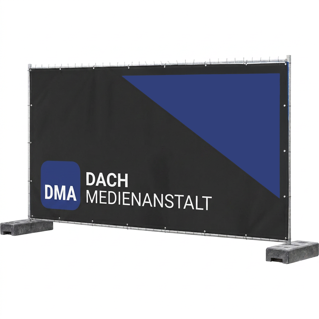 Freigestelltes Bauzaungitter mit bedrucktem DMA-Banner in Schwarz mit blauer Ecke