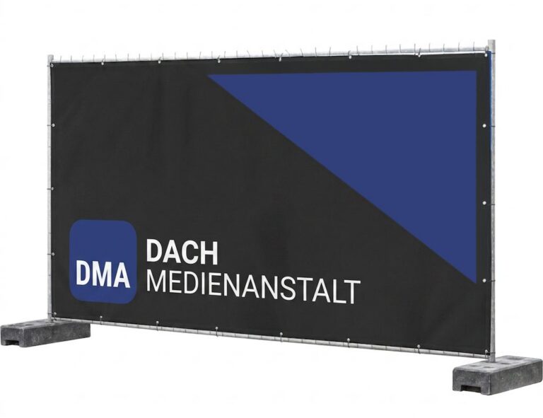 Bedrucktes Bauzaunbanner der DACH Medienanstalt an einem Bauzaunelement