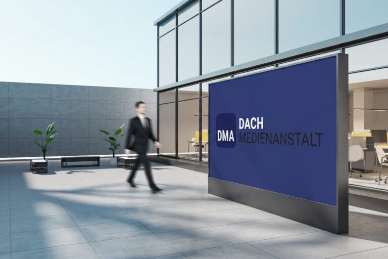 GroÃŸformatige Werbetafel an der Fassade eines modernen BÃ¼rogebÃ¤udes