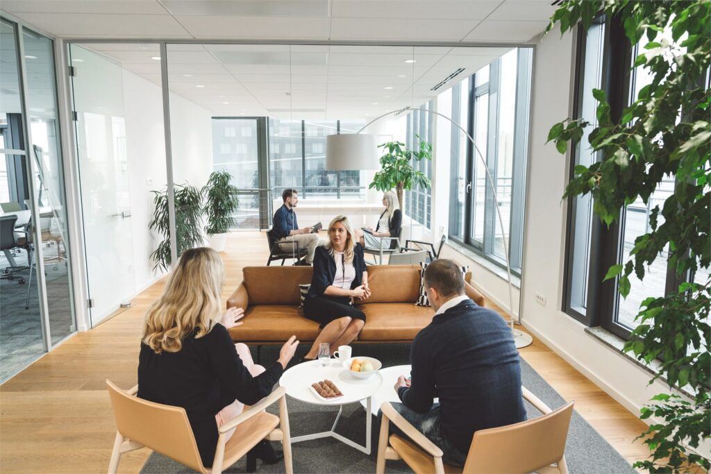 Team der DACH Medienanstalt im GesprÃ¤ch in einem hellen BÃ¼ro
